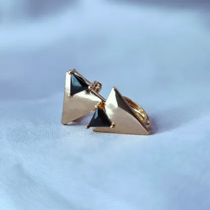 Imagen de Huggie Triángulo de Oro y Cristal Negro