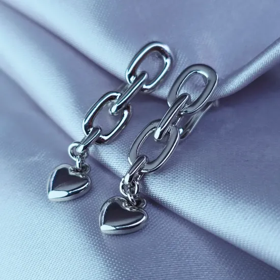 Imagen de Arete Sosteniendo un Corazón