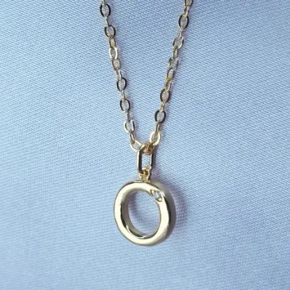 Picture of Collar con Pequeño Brillo Inicial O Talla 4501