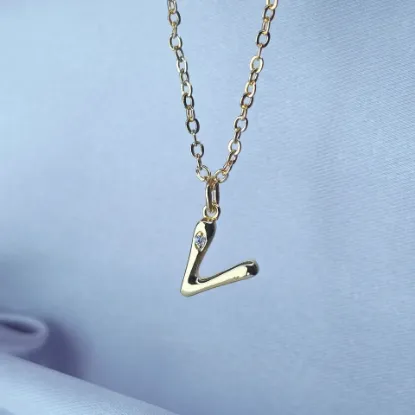 Imagen de Collar con Pequeño Brillo Inicial V Talla 4501