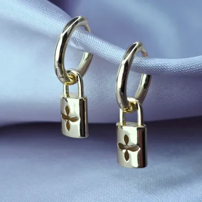 Imagen de Arete Desmontable Candado con Cruz