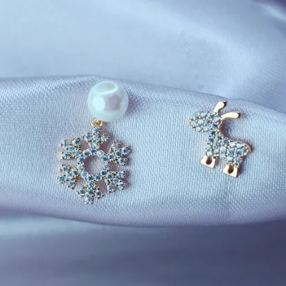 Picture of Uneven Deer & Snowflake with Pearl Stud Earring