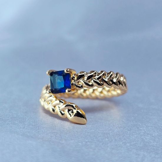Imagen de Anillo Semiabierto Trenzado de Oro y Cubo Azul